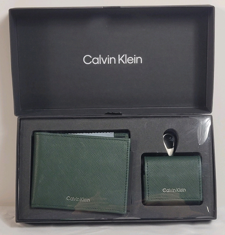 New - Calvin Klein Leather Wallet & Keychain Set . Retail $70