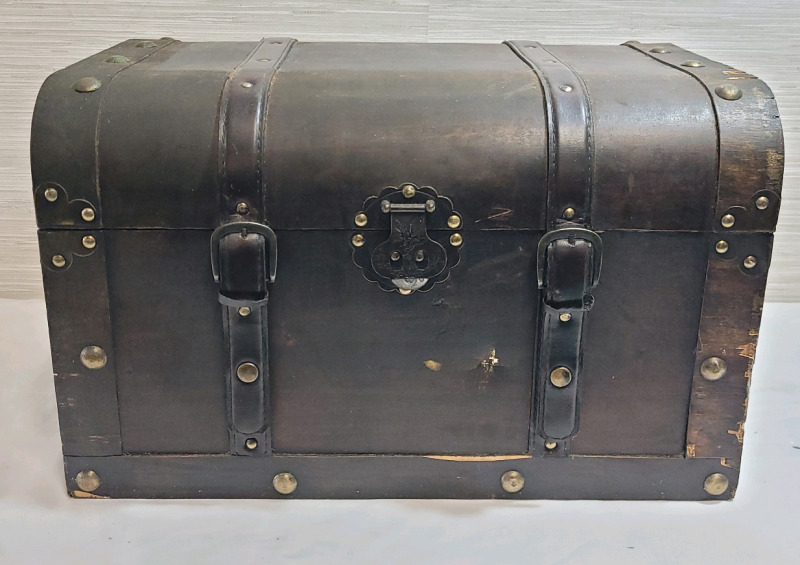 Hone Decor Wooden Chest . Measures 19.5"&times;12"&times;13.5"