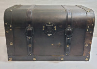 Hone Decor Wooden Chest . Measures 19.5"&times;12"&times;13.5"