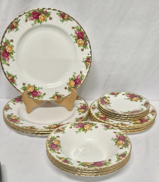 ROYAL ALBERT 4 Place Setting Dishes - OLD COUNTRY ROSES