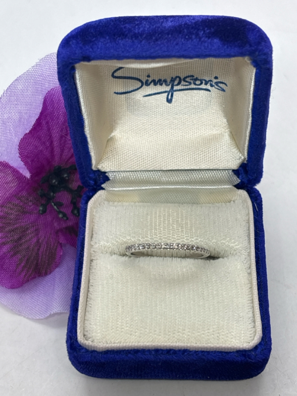 10K White Gold Diamonds Band Ring Beautiful Brilliance Size 6.25