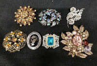 Lot of 7 vintage to modern brooches