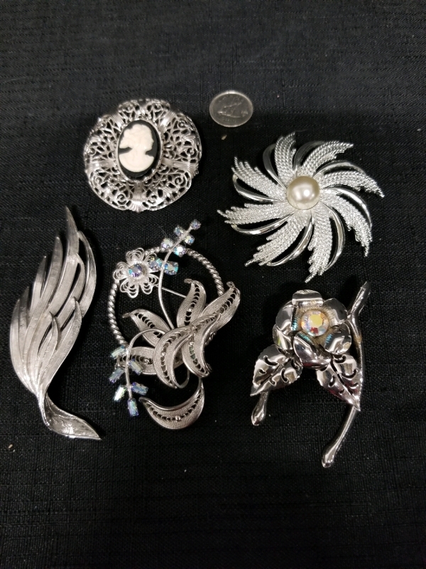 Lot of 5 vintage brooches
