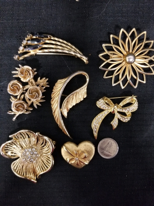Lot of 7 vintage brooches