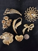 Lot of 7 vintage brooches