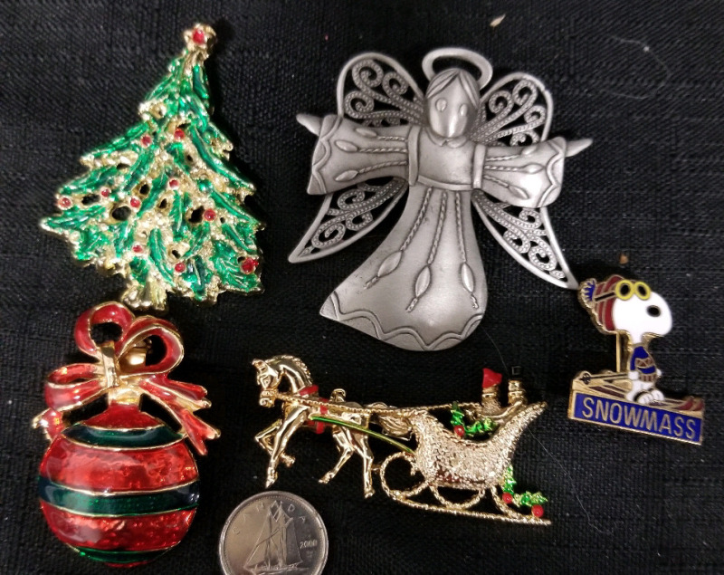 5 vintage Christmas brooches
