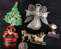 5 vintage Christmas brooches