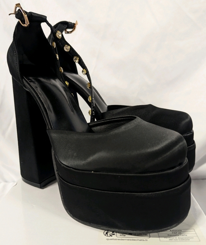 New Womens size 40 High Heel Shoe. 2.5" Platforms, 5.75" Heels.