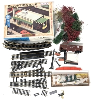 Assorted H0 Gauge Rail Track Pieces, Pennsylvania Rail Cart, Accessories & Dried Plant Matter in Plasticville Box
