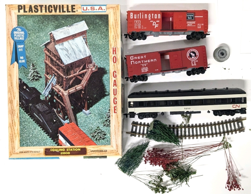 H0 Gauge CN Railway Car 5239, Burlington & Great Northern Cars Plasticville USA + Piece of Plastic Rail & Faux Trees & Dried Plants in Plasticville Box