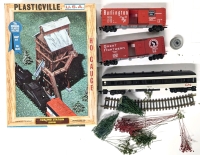 H0 Gauge CN Railway Car 5239, Burlington & Great Northern Cars Plasticville USA + Piece of Plastic Rail & Faux Trees & Dried Plants in Plasticville Box