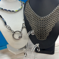 Outstanding Chainmail Choker Necklace / Vera Bradley Indigo Pop / 2 Pierced Earrings