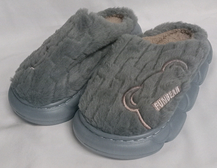 New | Women's Size 6 | Funbear | Fuzzy Slippers w/ Bear Design