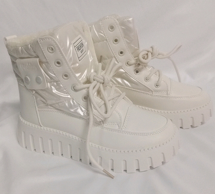 New | Women's Size 7 Winter Fashion Boots | White