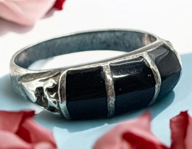 Sterling Black Onyx Three Stone Inlay Detailed Shank Ring Size 7.5