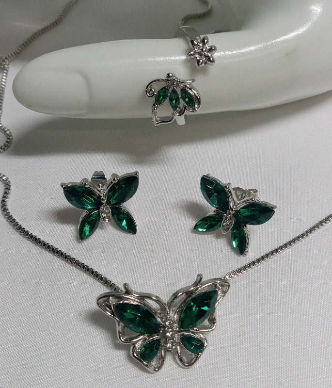 New | Jewelry Set | Chain Measures 18"