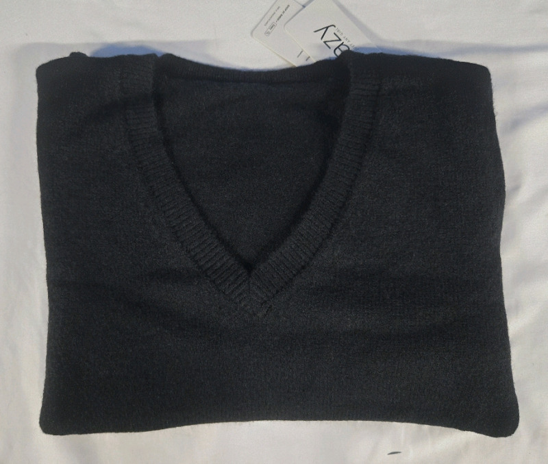 New | Medium Womens Dazy V-Neck Knit T- Shirt