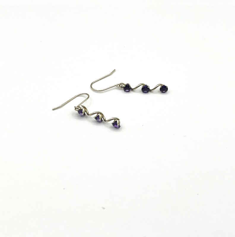 10KT Yellow Gold Natural Amethyst Dangling Earring, Retail $300.00.