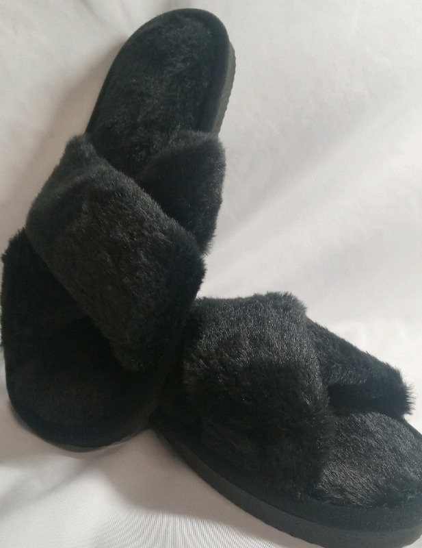 New | Women's Size 9 | Comfy Black Slippers