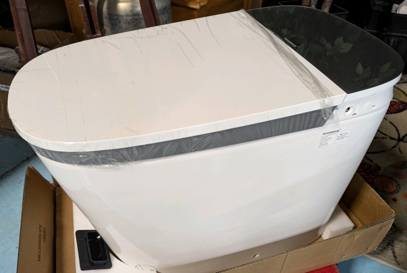 New (with Damage. See photos)Woodbridge Smart Bidet Toilet 17.5" Seat Height. Model B0930S