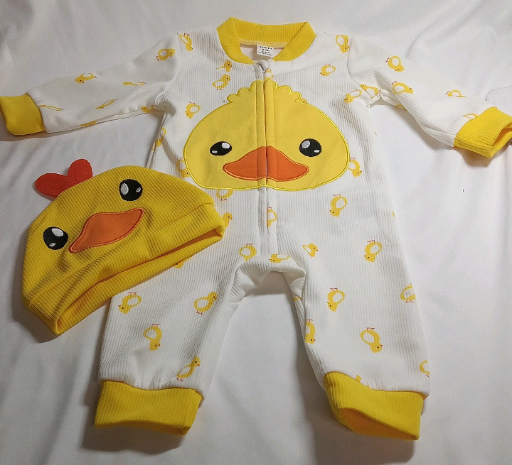 New | Size 3-4M Infants Suoer Cute Duckie Outfit w/ Hat & Footless Onsie