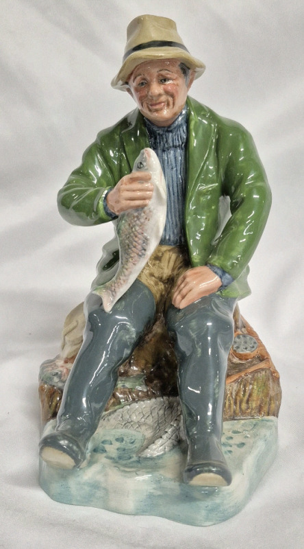 1965 ROYAL DOULTON Figure The Good Catch H.N. 2258 - 7.5" Tall
