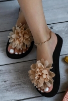 New Size 39 Women's Floral Slip On Sandal.