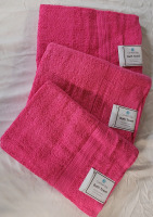 New - Three (3) Comfort Bay Pink Bath Towels , Ring Spun Cotton . Measures 27"&times;52" each