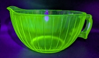 Stunning Large Vintage Vaseline Uranium Glass Mixing Bowl Batter Bowl - 9" Diameter x 4.4" Tall