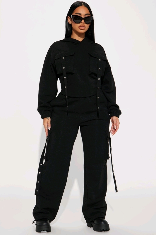 New Medium Women's Fashionnova Lizzy Fleece Cargo Set. Retails for $89