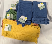 New trueliving Kitchen Towel/Cloth Napkin Lot. 8 Cloth Napkins (16" by 16") 6 Kitchen Towels ( 14" by 24")