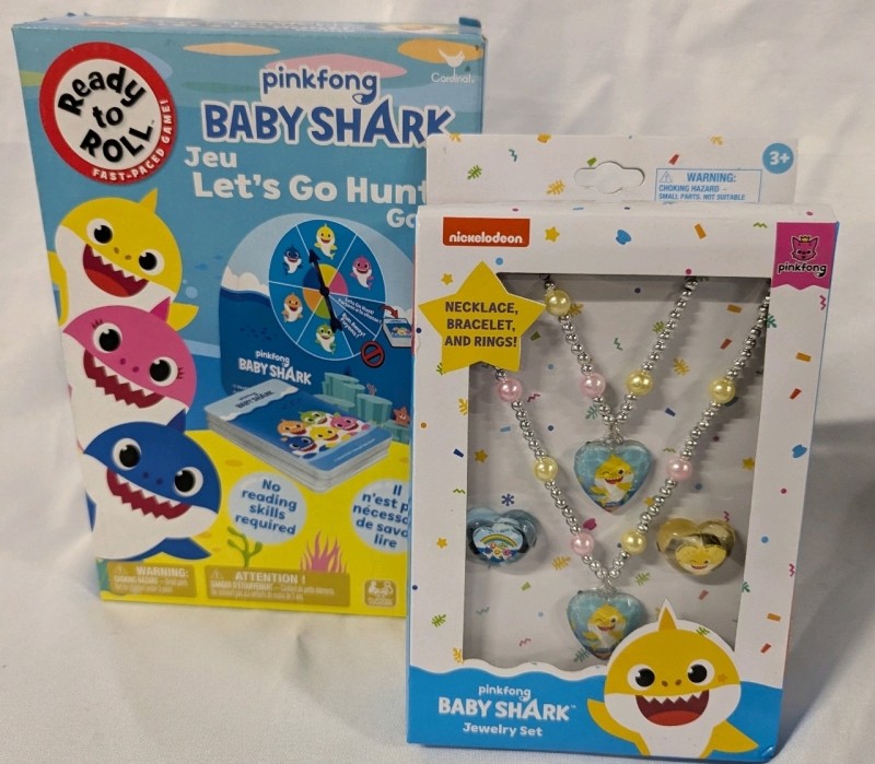 New Pinkfong Baby Shark Let's Go Hunting Game with Jewellery.