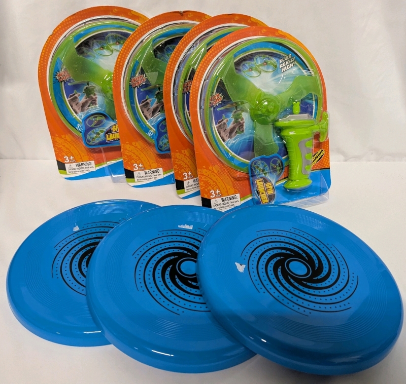 Outdoor Fun Lot. 5 Spin Launchers and 3 Frisbees.