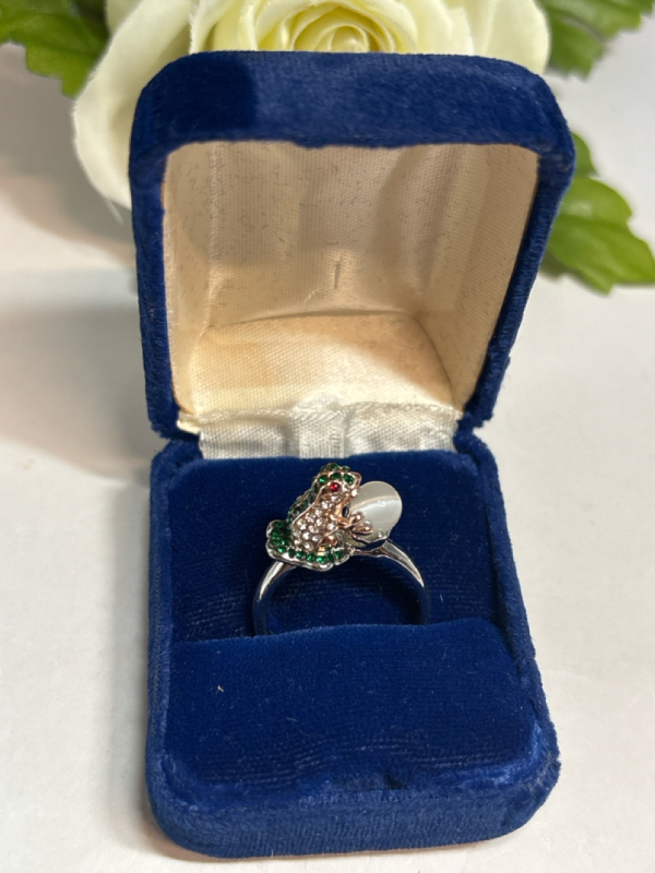 Rhinestone Enamel Frog Ring Holding. Moonglow Dew Drop Size 10