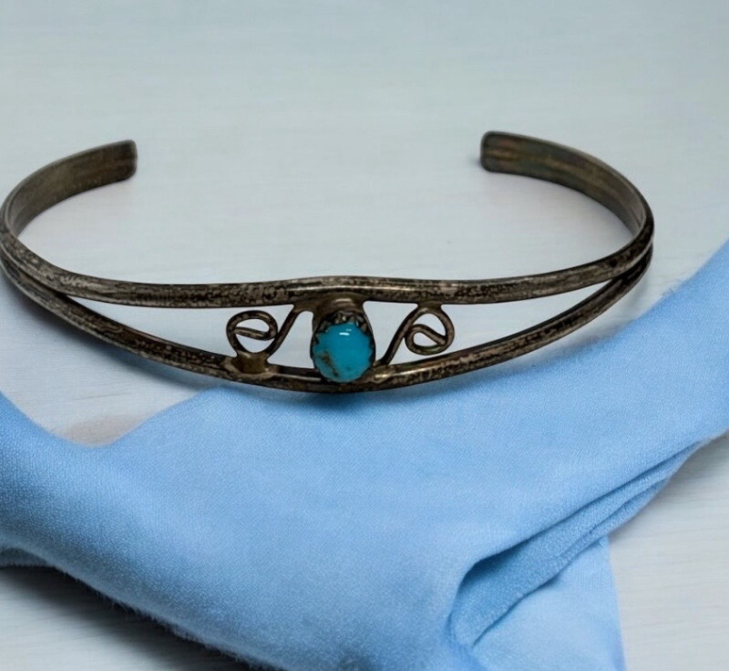 Vintage Southwestern Native American Navajo Sterling Turquoise Cuff Bracelet