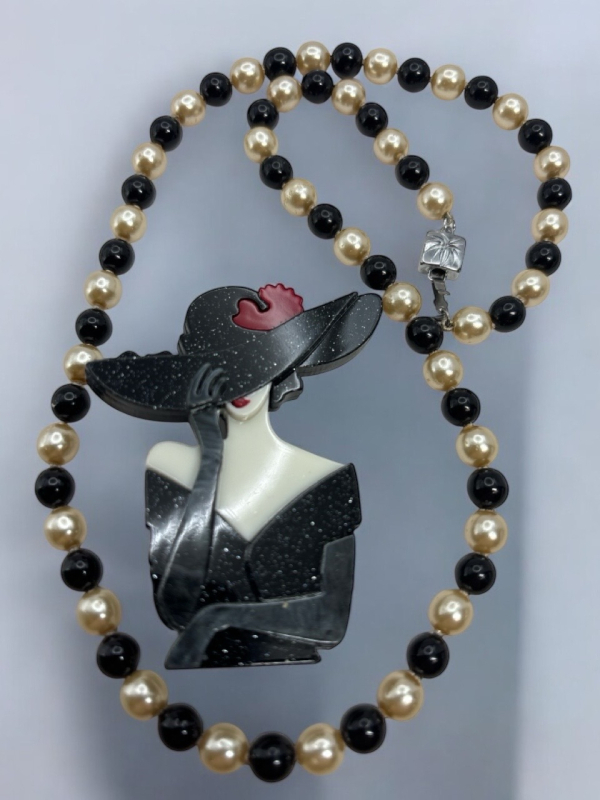 Brooch High Fashion Lady Sparkling Off The Shoulder Dress Hat 2.5 Inch Vintage knotted Black Golden Pearl Necklace