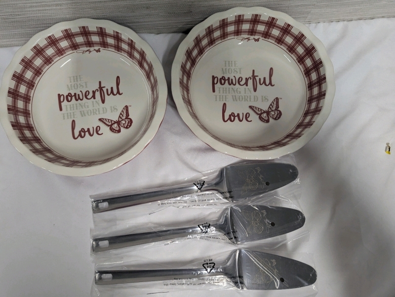 New Dolly Brand Pie Makers Lot. 3 Metal Pie Servers & 2 Ceramic Pie Plates. PIR plates Measure 8" From Inner Edge of Rim to Inner Edge of Rim.
