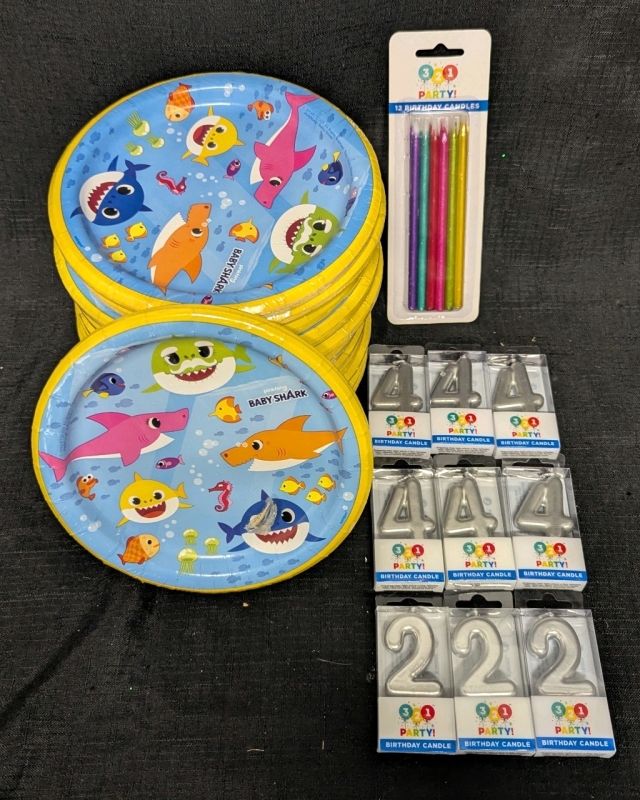 New: Party Lot - 14 Baby Shark Paper Plate Sets Each Containing 8 Plates 17.1cm Diameter - 21 Birthday Candles (6 Fours, 3 Two's, 12 Generic)