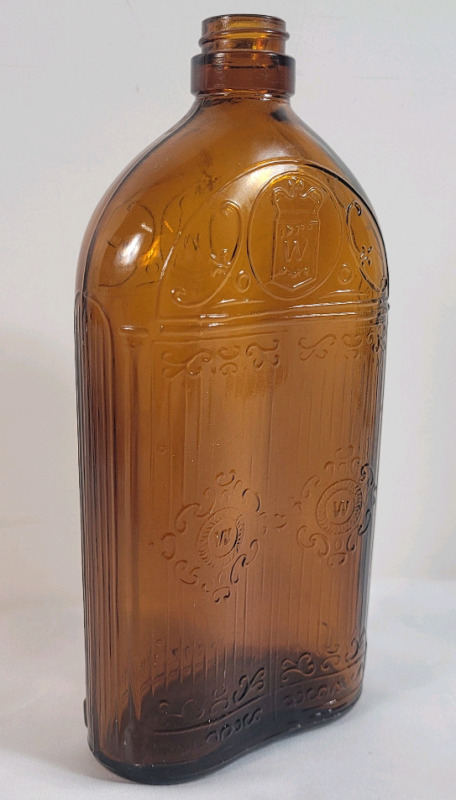 Vintage Hiram Walker & Sons Distillery Wiser's " W " Amber 25oz Whiskey Bottle .