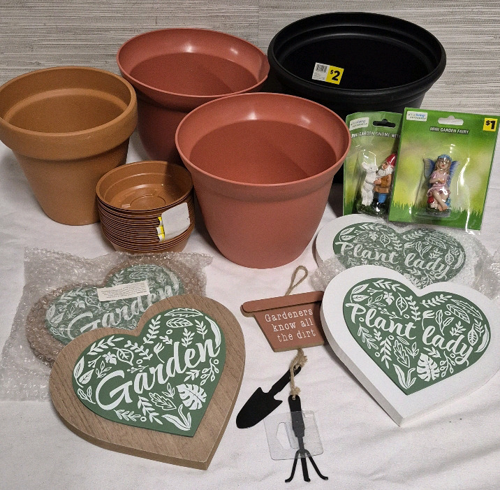 4 New Planter Pots & Garden Decor