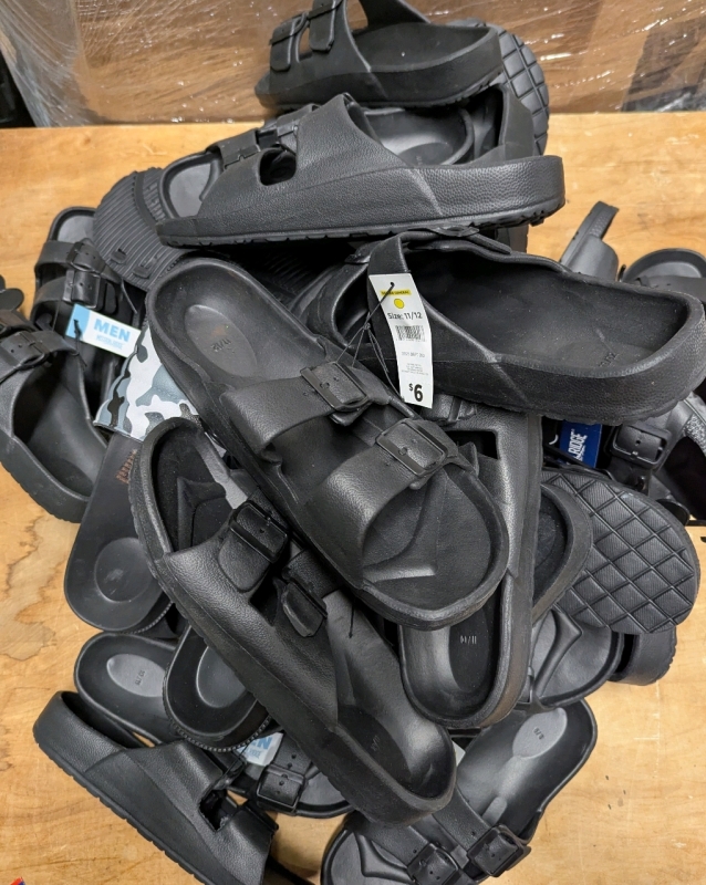 16 New Assorted Pairs of Men's Sandals & Flip Flops. Assorted Sizes