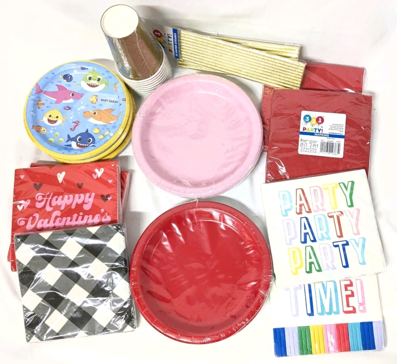 15 New Paper Party Supplies : 5 Packs Plates, 7 Packs Napkins, 2 Packs Straws, 1 Pack Cups
