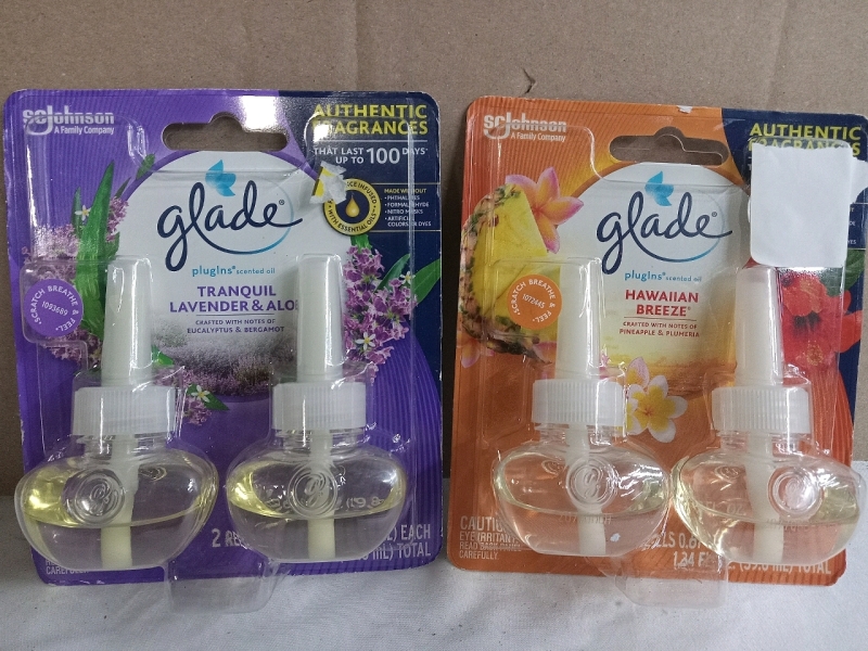 2 New Packs | Glade Plugins Scented Oil 39.6mL a Pack | Scented: Hawaiian Breeze & Tranquil Lavender & Aloe