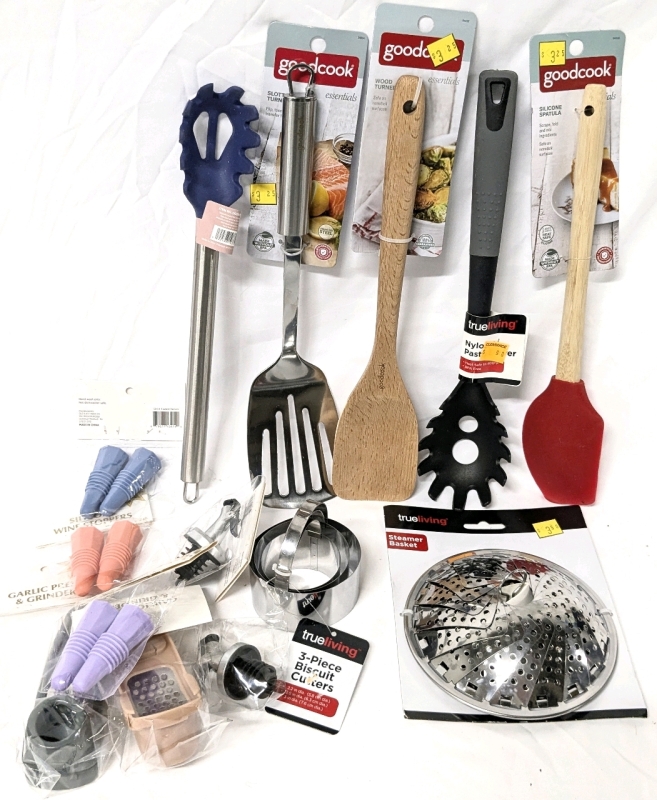 14 New Kitchen Things : Wood Turner, Basting Spoon, Silicone Spatula, Steamer Basket, Oil Spout, Garlic Presses/Grinders, Cookie Cutters, Silicone Wine Stoppers 2-Packs +