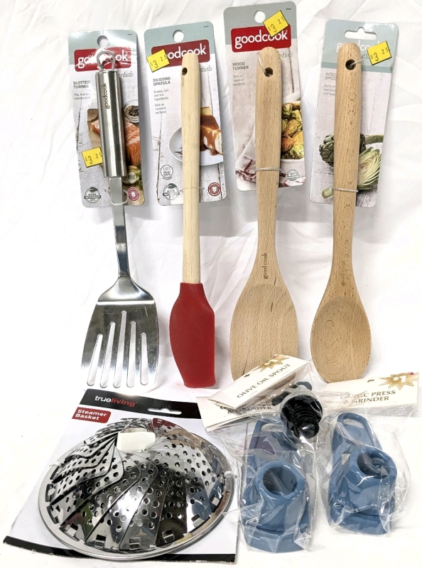 8 New Kitchen Things : 2 Wooden Turners, Slotted Turner, Silicone Spatula, Steamer Basket, 2 Garlic Presses/Grindets + Olive Oil Spout
