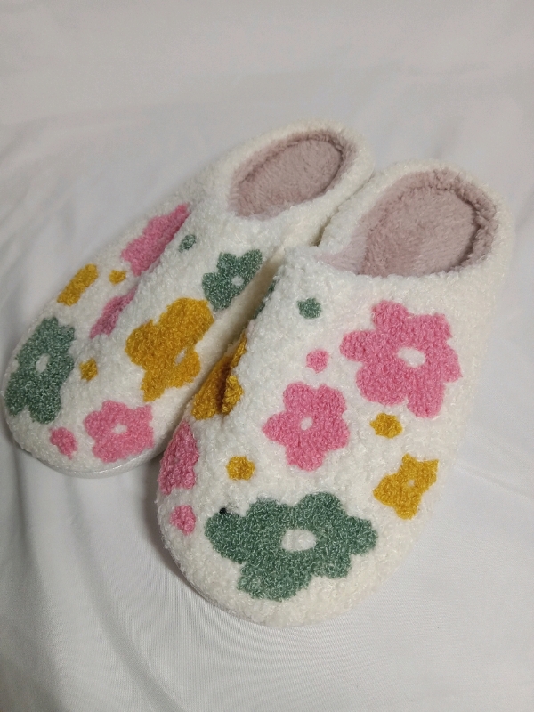 New | Size 36-37 Women's Nordic Peace Slippers w/ Flower Design