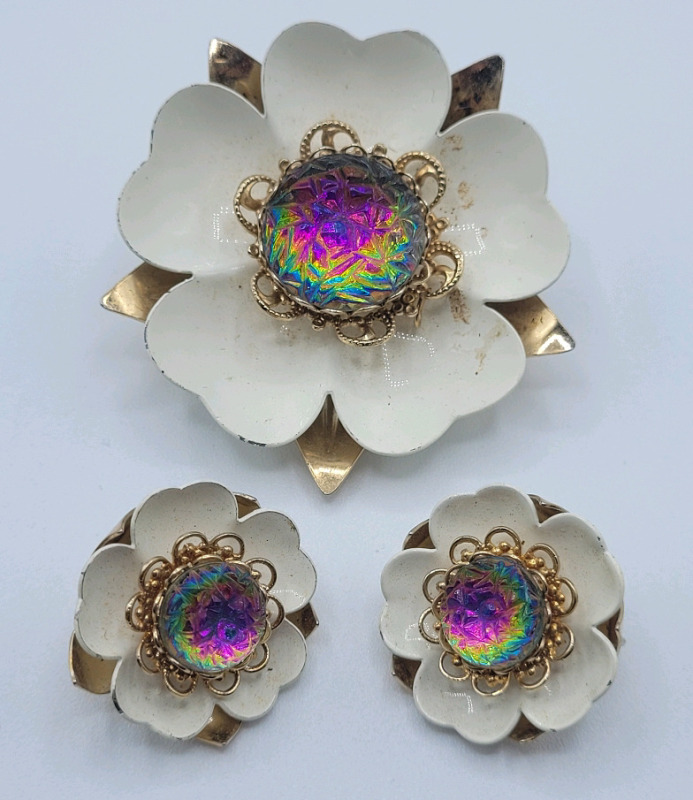Signed Sarah Coventry White Enamel Floral Brooch w/Central Rainbow Cabochon & Matching Earing Set