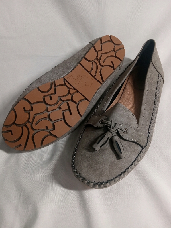 New | Size 39 Women's Flats w/ Detailed Bottoms