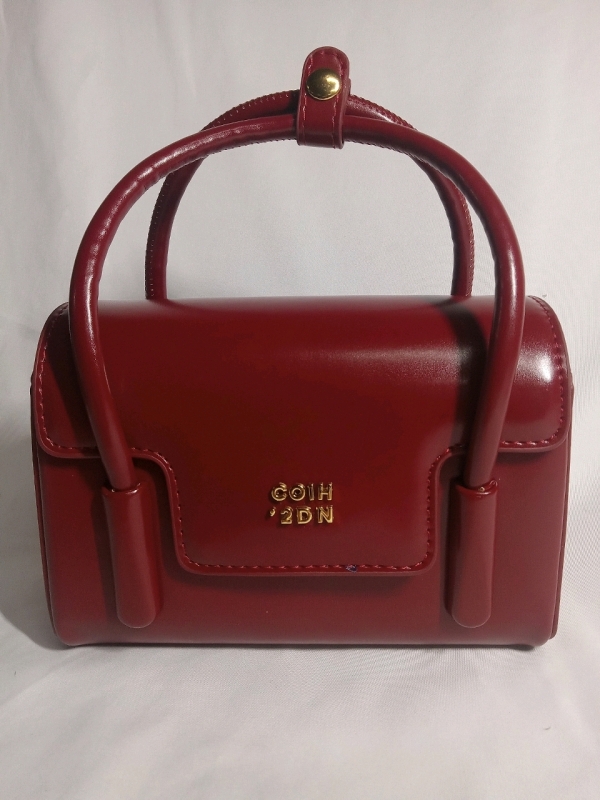 New | Elegant Purse | Measures 7&frac12; x 9"