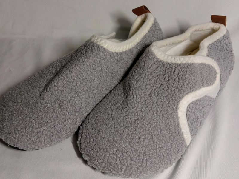 New | Size 42-43 Women's Velcro Slippers